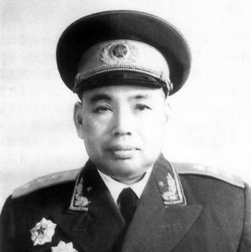 1985年，许世友将军卧病在床。谁料，趁旁边无人陪护时，竟用毛巾勒住脖子，护士赶