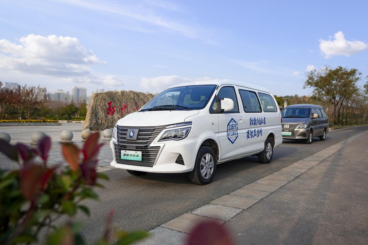 菱智新能源，装得下生活，也载得起梦想。
超过5米的车长，座椅百变，无论是全家出游