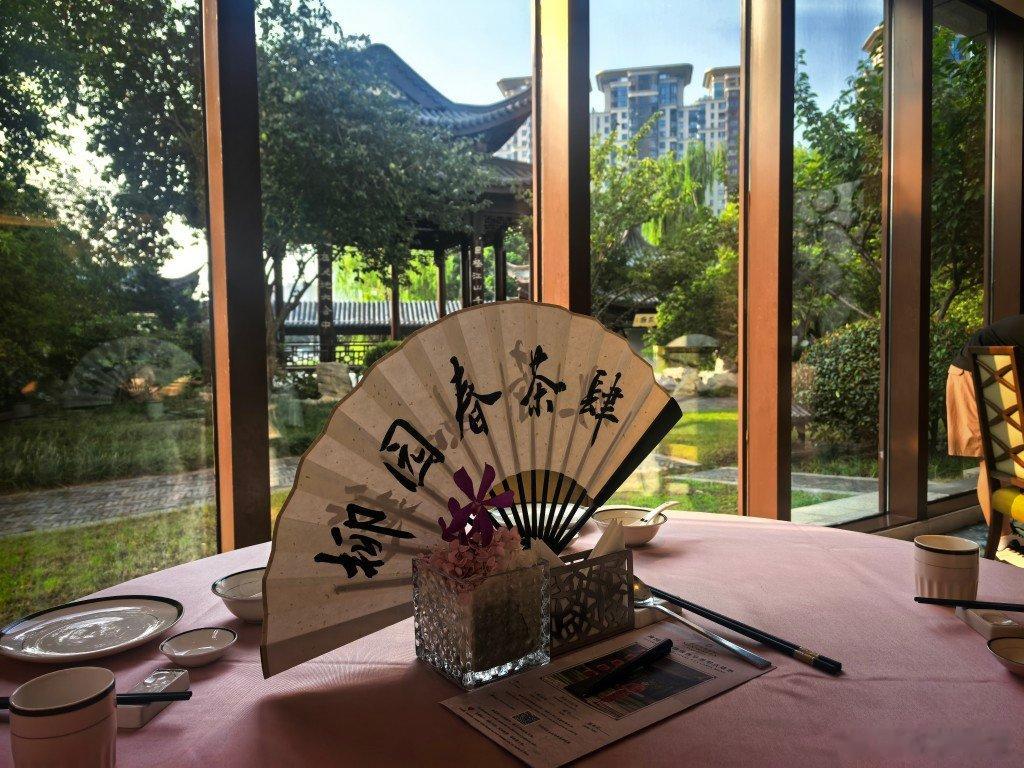 半夜空调坏了（房子还得多住），四点热醒了，赶紧京东下单风扇，然后六点多父子两个人