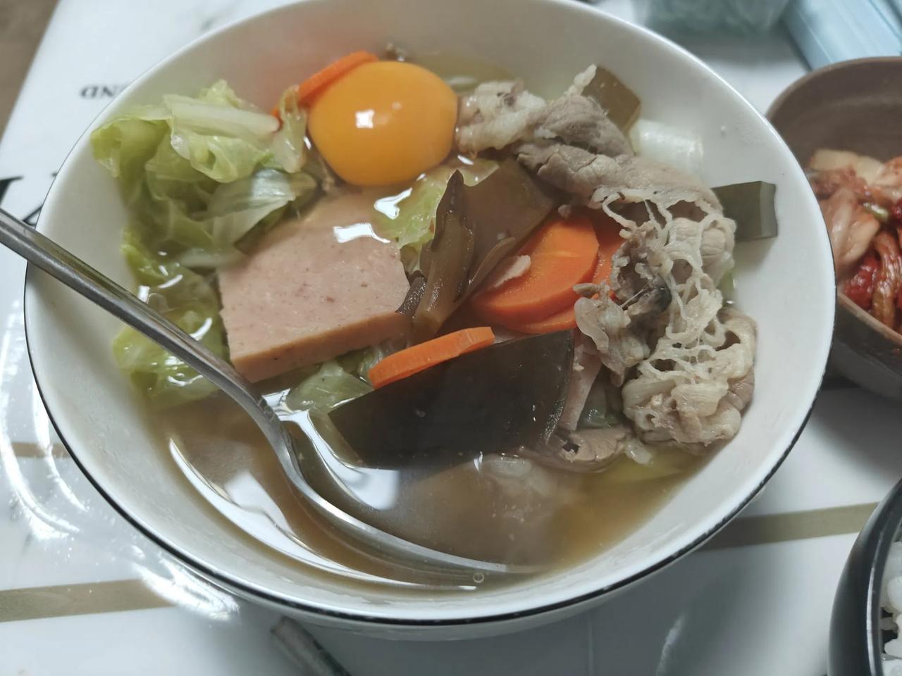 人老了一个人过活还是挺舒服的，刘妈跟七侄女已经抵达鹤岗。昨天晚上睡觉前，想好了明