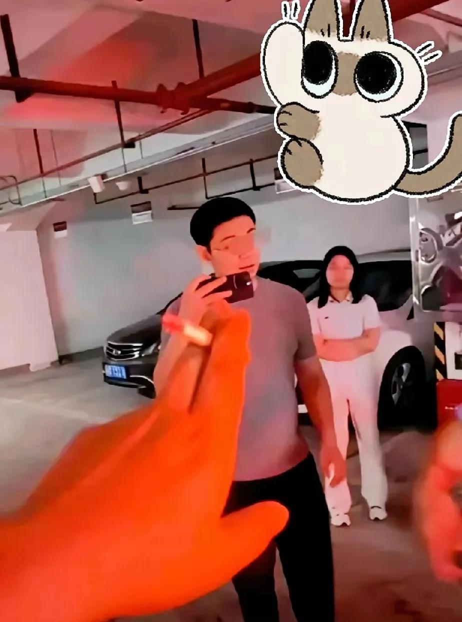闹了10天的长沙占车位事件，以彭某的停职暂时告一段落，但是关键人物眼镜男却销声匿