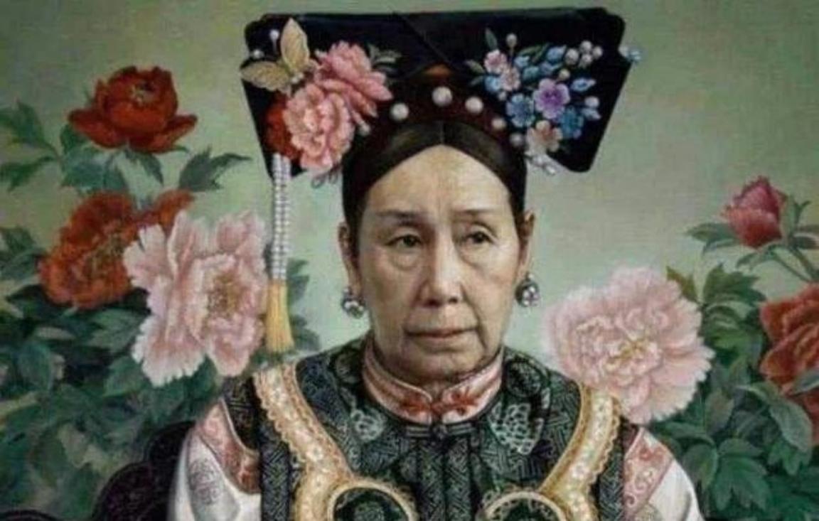 慈禧每次洗澡后，只留李莲英1人伺候。而房间里不时传出喊痛，一位小宫女偷掀帘子，这