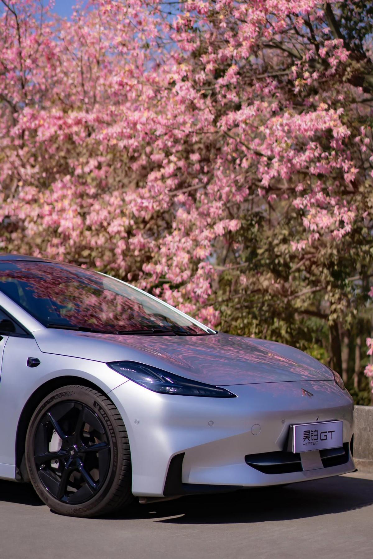 昊铂 GT Lite 版：轿跑性价比之王
年轻用户选性能轿跑，很看重性价比，既想