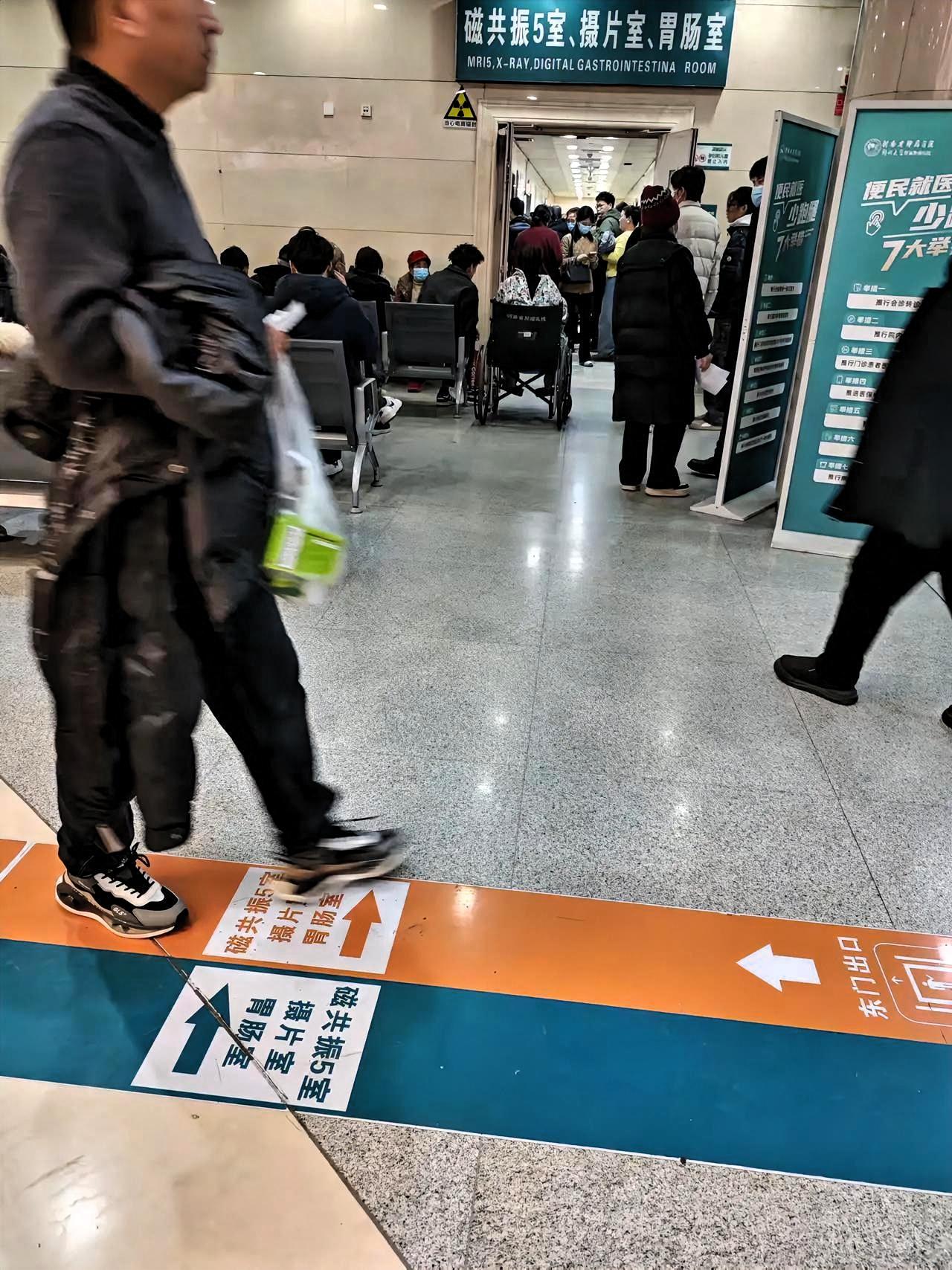 一中年女子在医院里嚎啕大哭，原来是老公上坟后突发心梗离世，天人永隔太戳心。
 