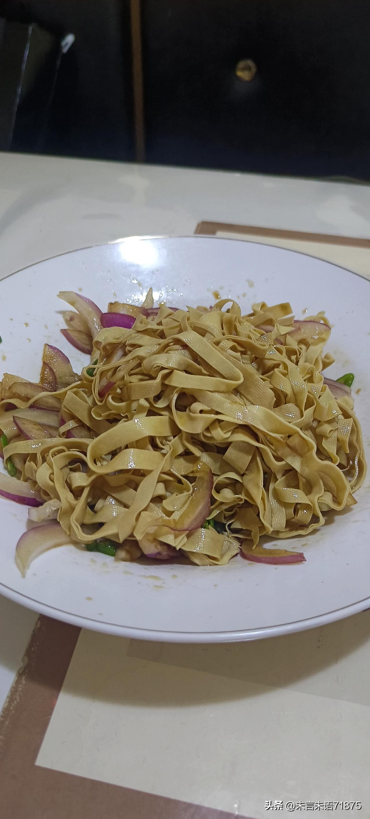 人老了的标配，喜欢吃豆腐，豆腐皮，所有的豆制品都喜欢吃了。
年轻的时候我是最不喜