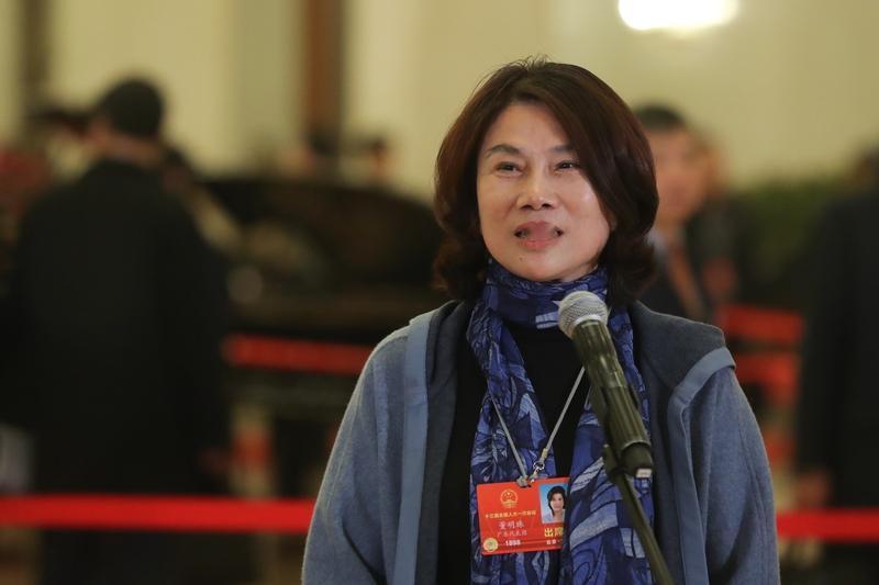 董明珠再发“大红包” 雷军躺枪 董明珠和雷军这对“老冤家”又整出大动静了！董明珠