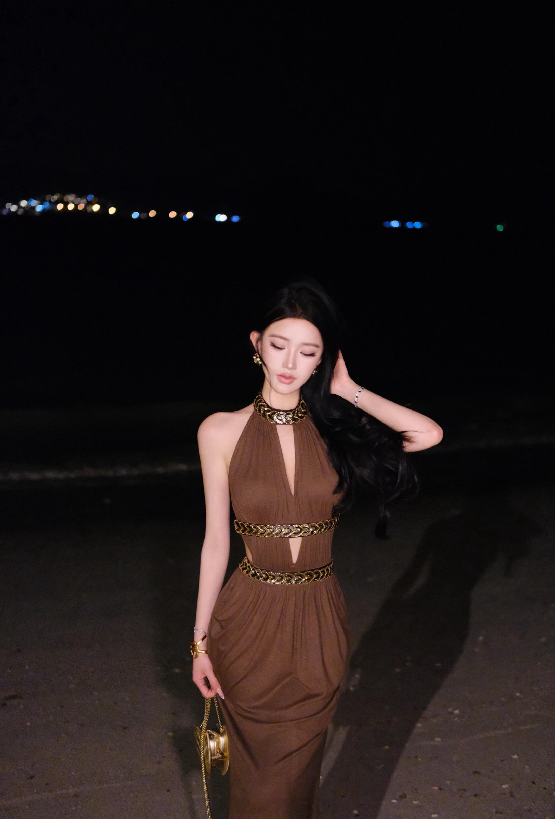 去播播间的路上了快开播啦六点前！迟到大王是我没错了，昨天熬了个大夜好肿大家多多包