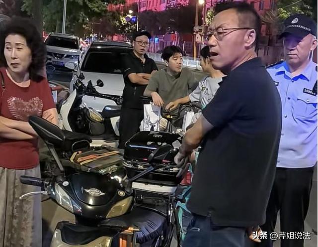 辽宁沈阳，一位大妈骑着电动车，搭载着一名老大爷，穿越人行道的时候，撞到正在过马路