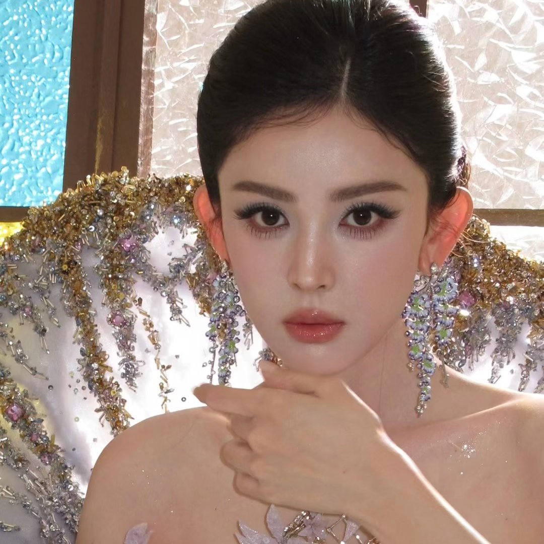 甜仇说娜扎是内娱第一美红毯上的娜扎总是自带氛围感，优越的骨相经得起镜头近距离考验