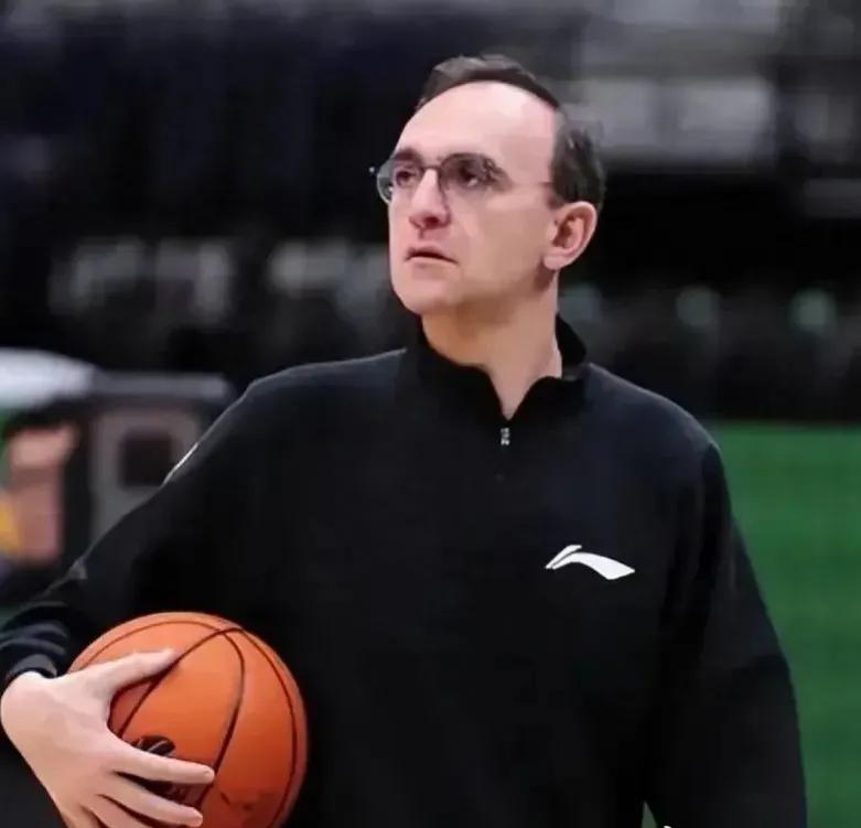 凭什么不给乌戈评选最佳教练的机会？有媒体人爆料是因为乌戈现在的身份是助教不是主教