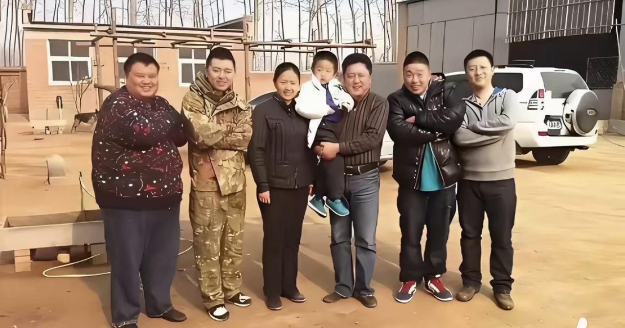 翻出这张二十多年前于谦自家小院的老照片，烧饼、孙越都在，于谦抱着年幼的郭小宝，妻