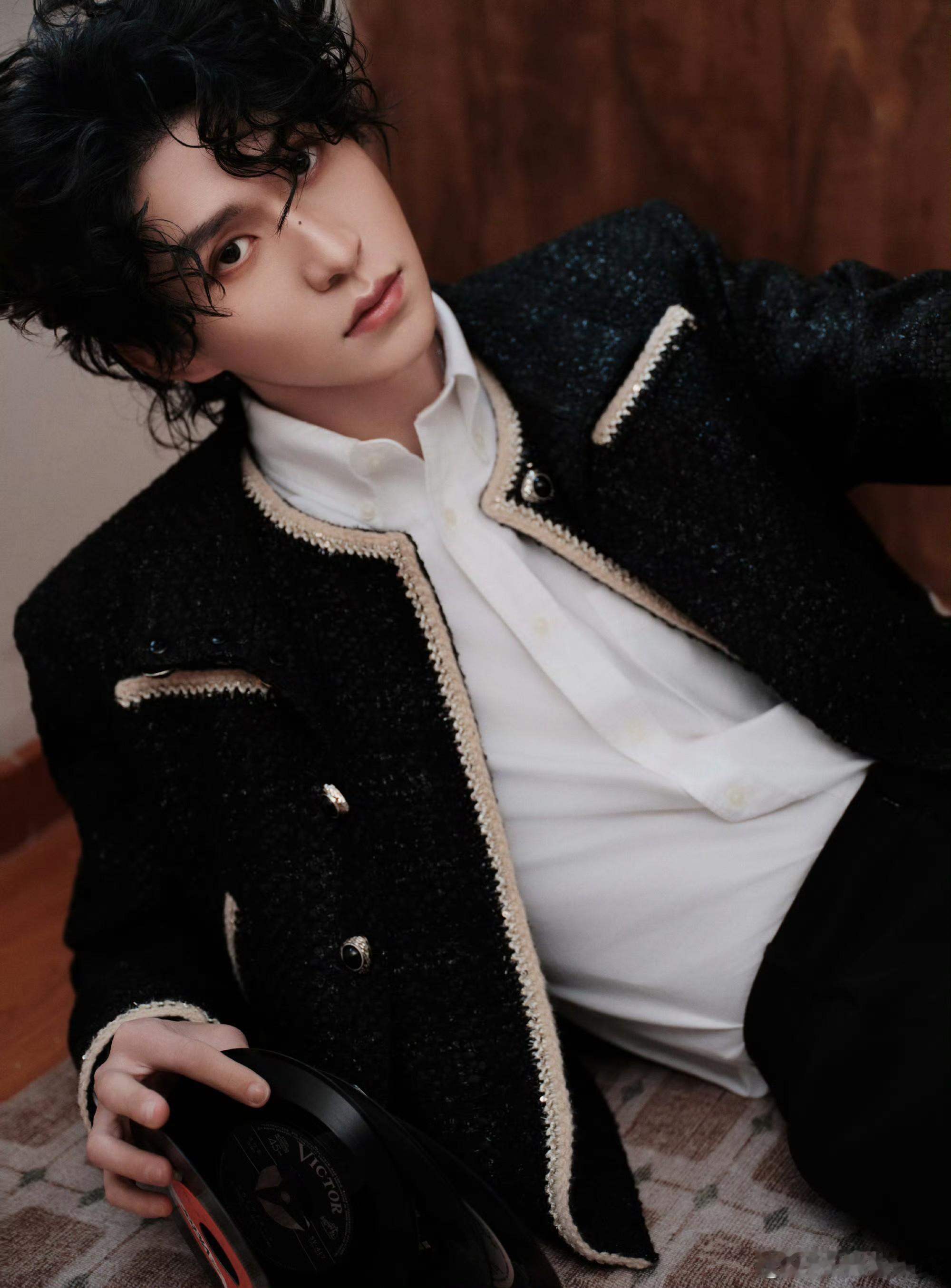 谁教张集骏用这张脸演狐狸精的谁能拒绝一只会搞钱、超勾人的男狐狸啊！😤张集骏演得