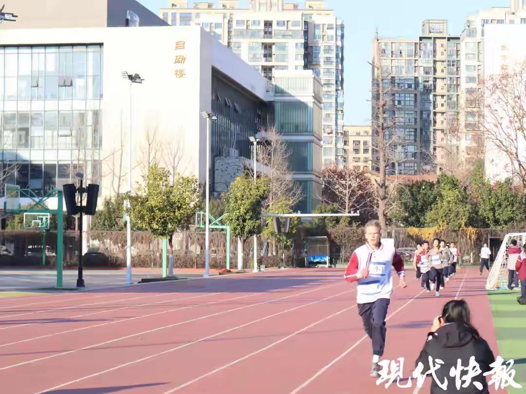 阿尔卑斯到长城：一个瑞士少年手机里，藏着的13段中国心跳

---

1️⃣ 第