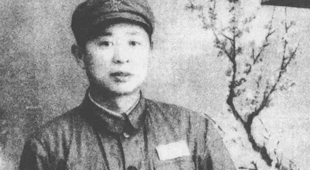 1952年，志愿军抓到一个间谍，搜身时，一个战士在间谍胸前一摸，脸色骤然大变，不