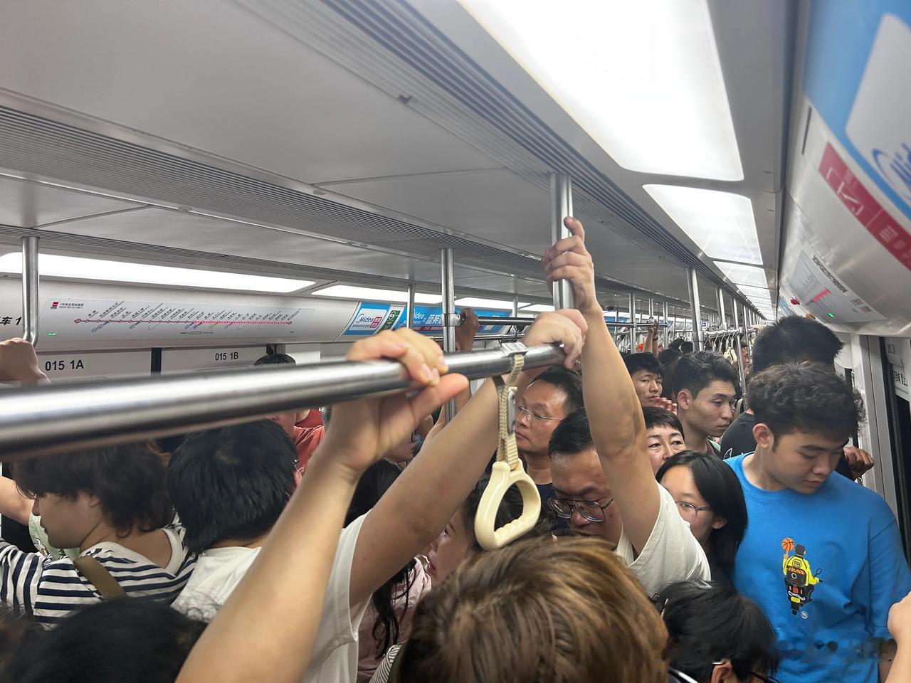 服了，都九点半了，西安地铁2号线还这么多人。尤其钟楼和小寨站，上车的多下车的也多