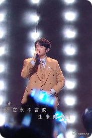 颜人中的细腻、王赫野的铿锵、黄霄雲的穿透，三人合唱直接把《生来倔强》的力量感拉满