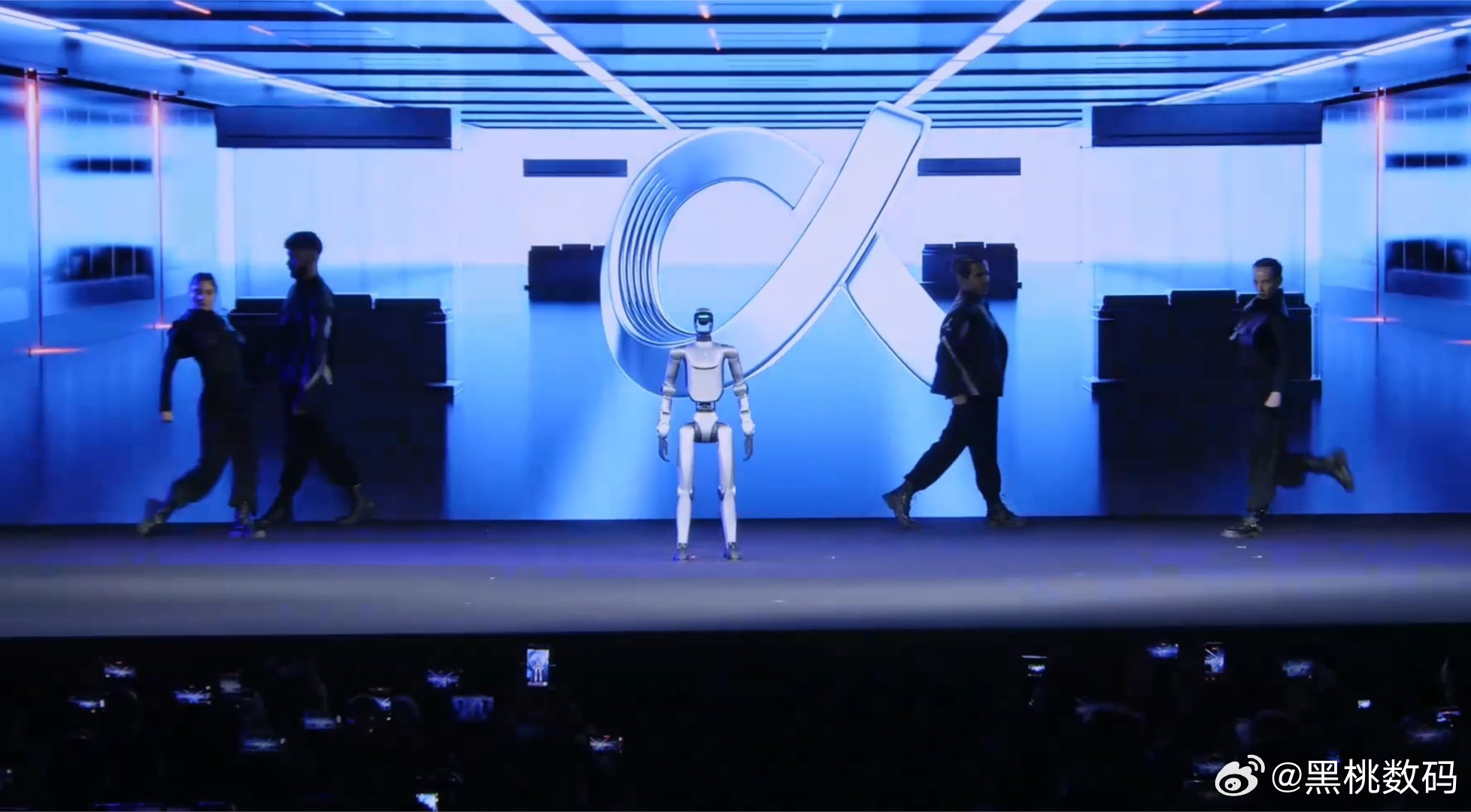 荣耀RobotPhone成精了MWC2026亮相的全球首款机器人手机荣耀Robo