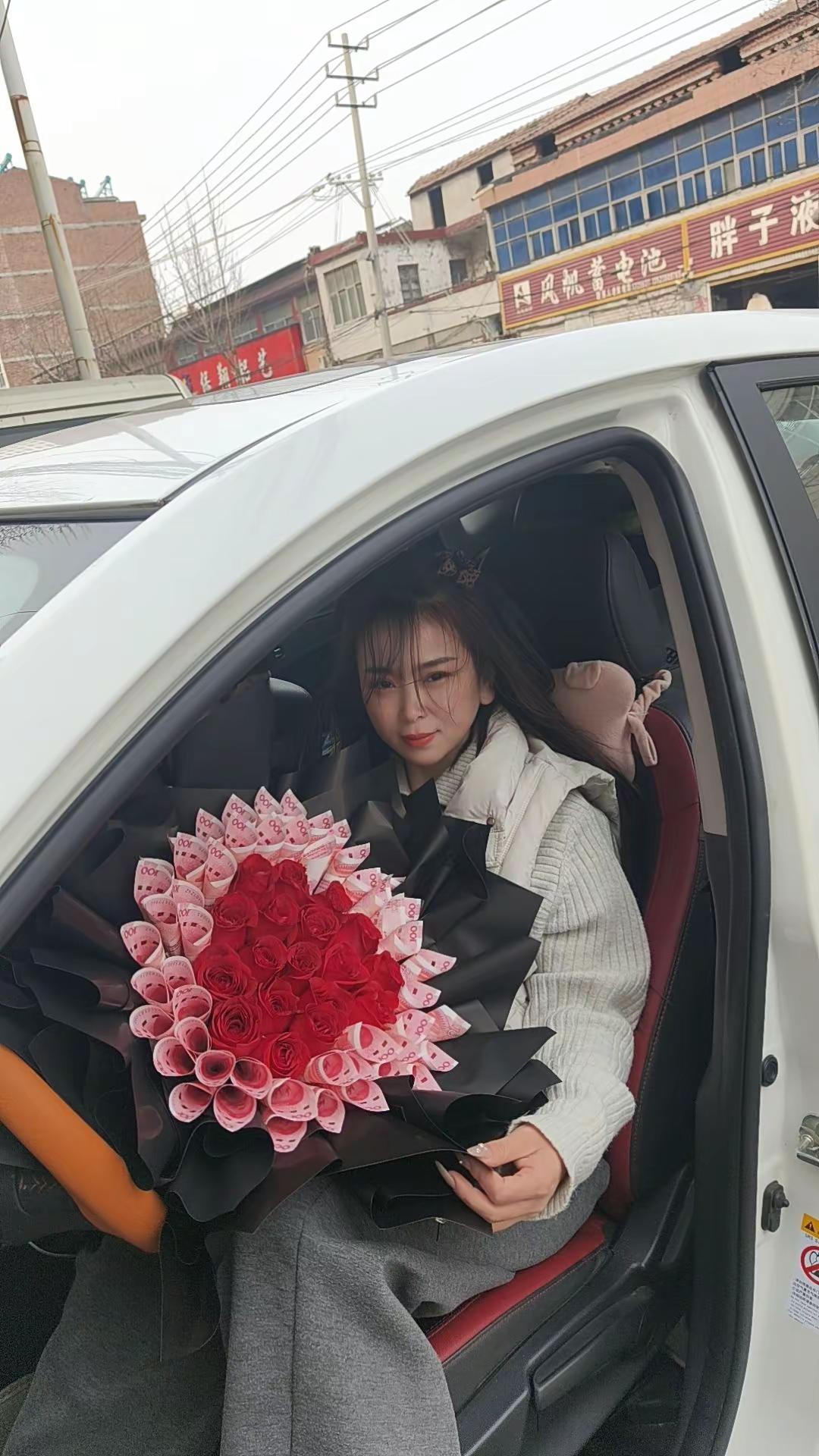 最俗气的花，也是最好看的💰，当情人节遇上结婚十周年礼物和爱都不要伸手去要 @金