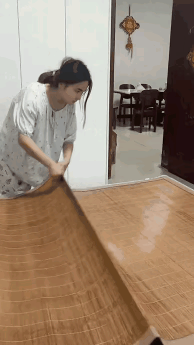 媳妇迎接老公回来的方式
是把凉席撤了