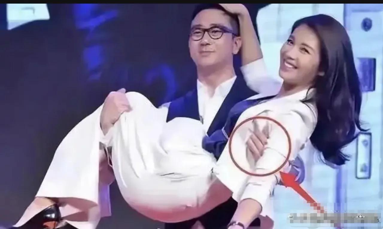 他有手上什么小动作了吗？一个让抱一个更愿意抱有什么毛病吗？只是广庭大众下这样抱好