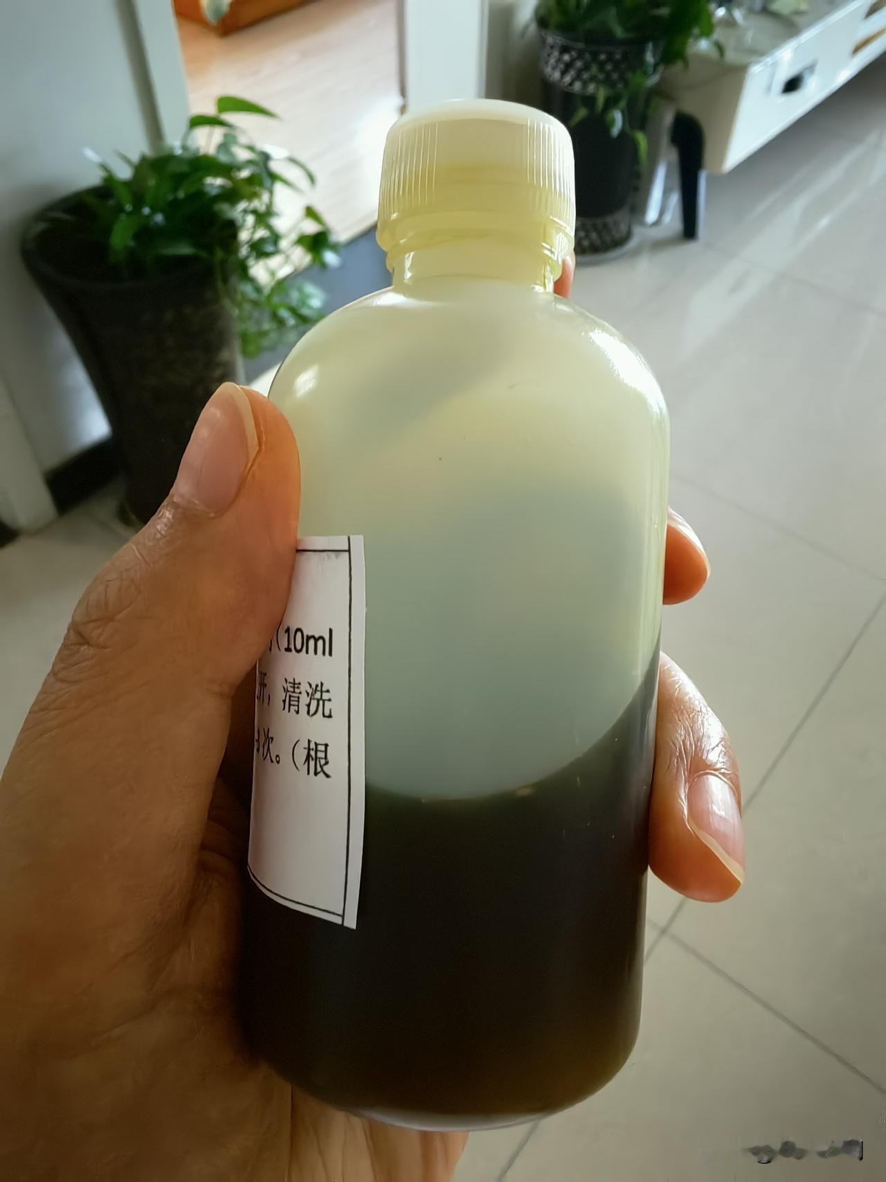 前两天，不知被什么东西咬了一下，只是瞬间觉得像针扎了般，之后就冒出来两个包。抹完