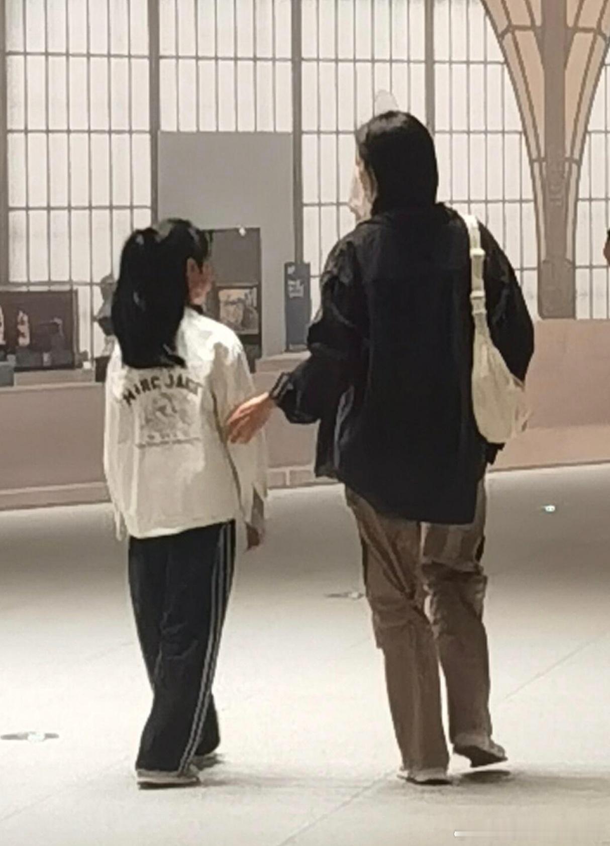 朱亚文老婆带女儿看展朱亚文10岁女儿身高 朱亚文老婆带女儿看展，10岁女儿遗传父