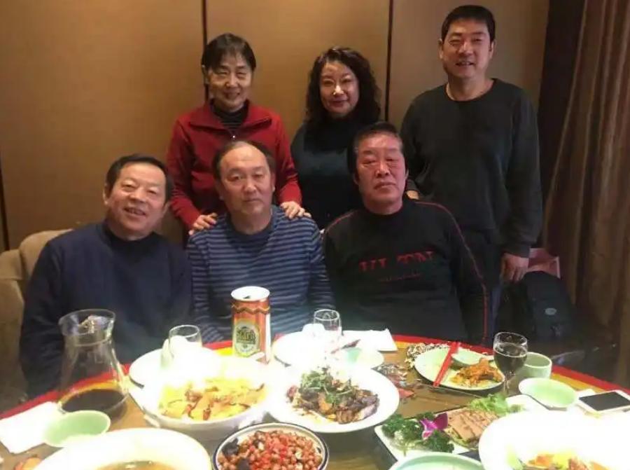 我是河南郑州人，临近年底，和几个朋友在家聚餐，炒了回锅肉、红烧肉、花生米等下酒菜