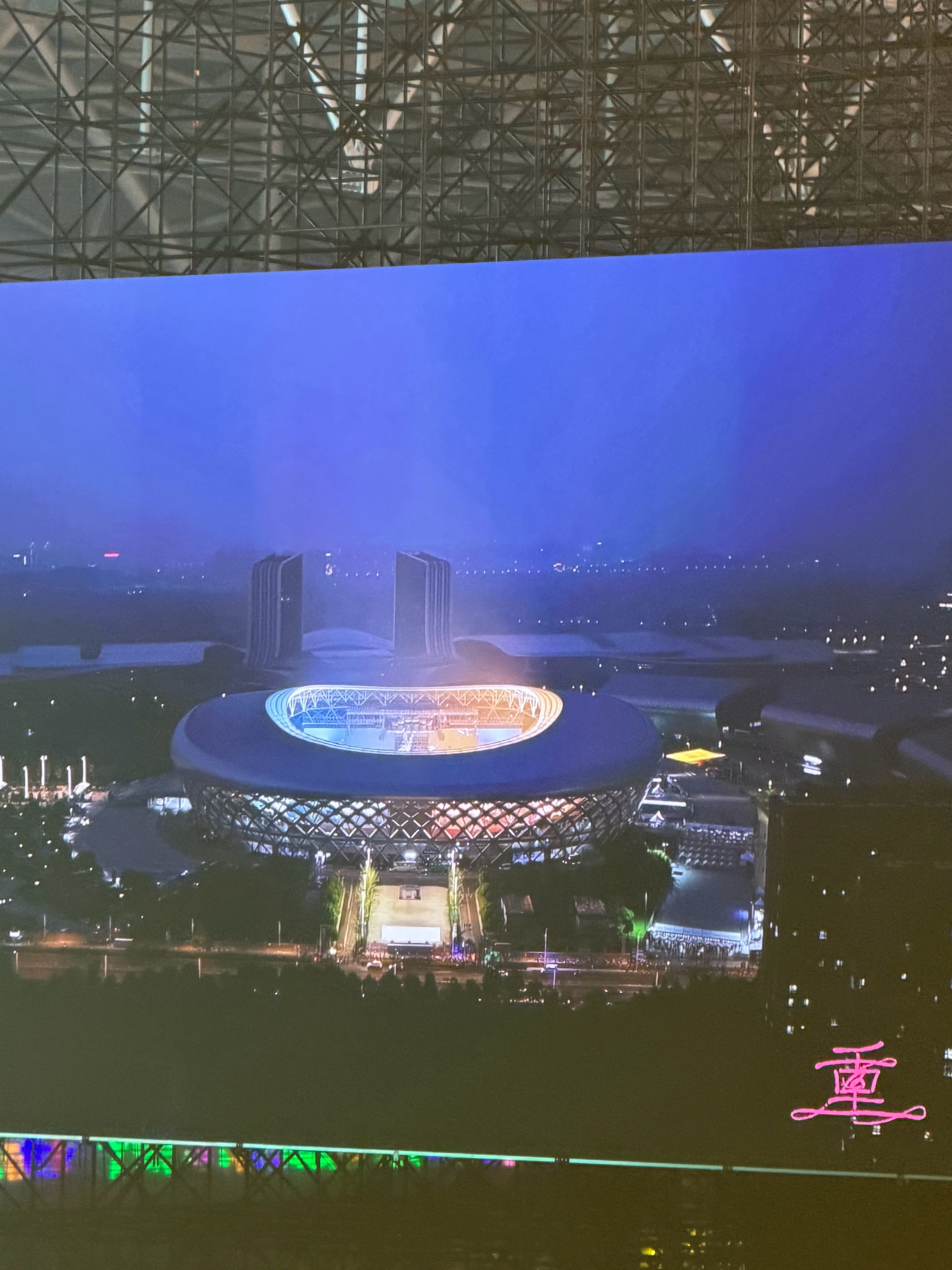 卧槽大屏顶棚比前几天都要黄 ​​​