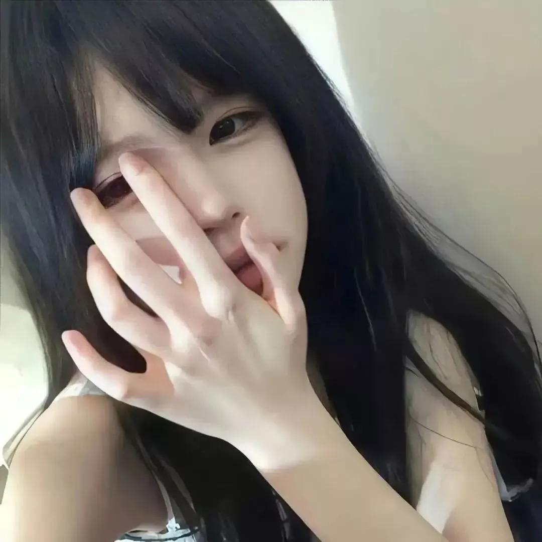 少女娇羞的自拍，手指轻触脸颊，眼神迷离。自然美少女自拍 甜美自拍 精致少女自拍 