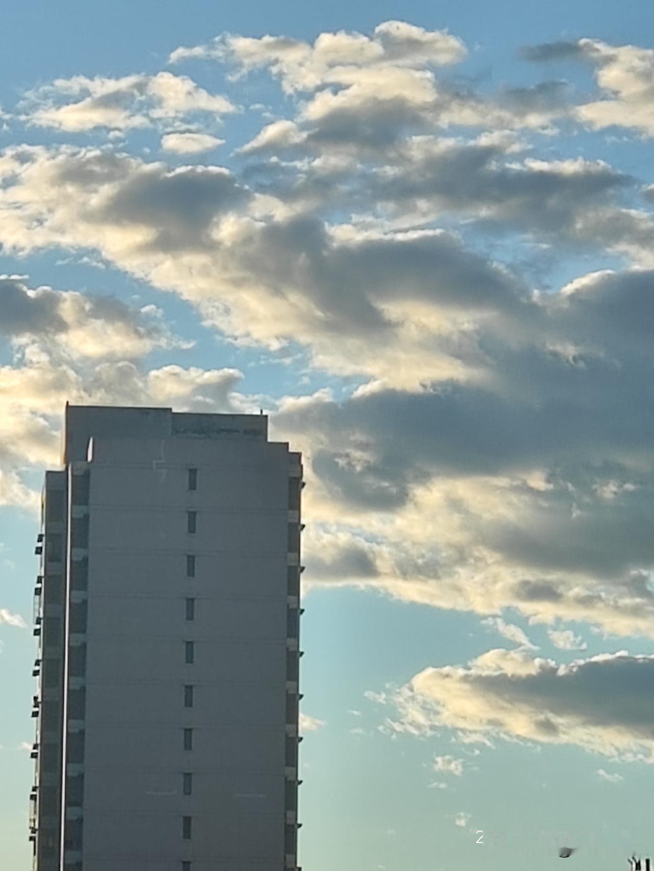 不必奔赴远方寻美景，在家附近漫步，就能遇见这般温柔黄昏。风轻云淡，时光悠然，避开