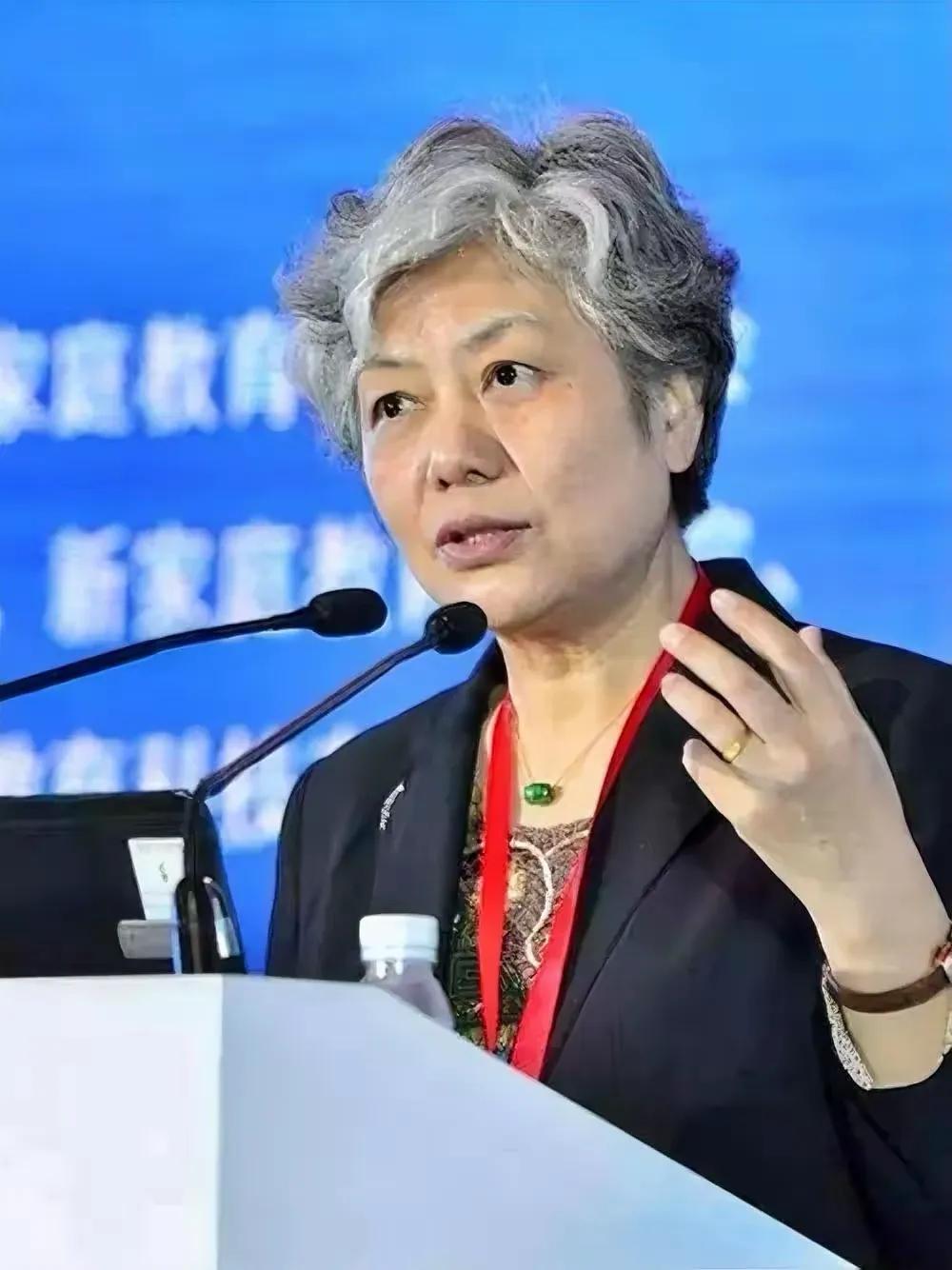 心理学教授李玫瑾说： “人的心理遗传中包含着祖上的修为，很多人并不知道自己三代以