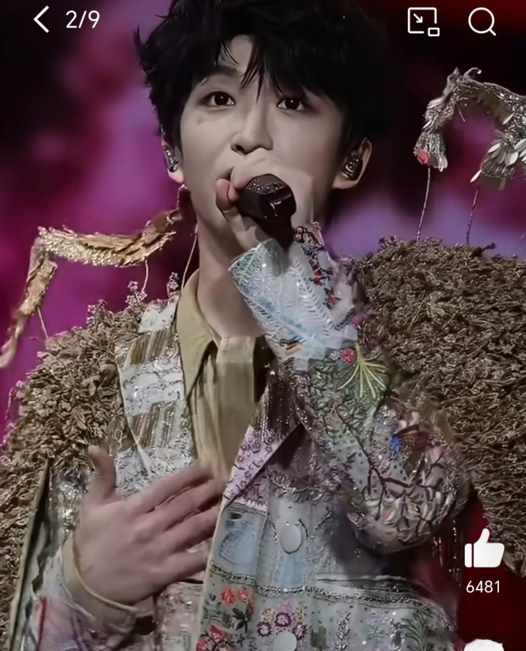 谁被黄子弘凡新造型戳中了！肩上六只金色飞鸟超吸睛，灯光下闪闪烁烁，搭配他的状态，