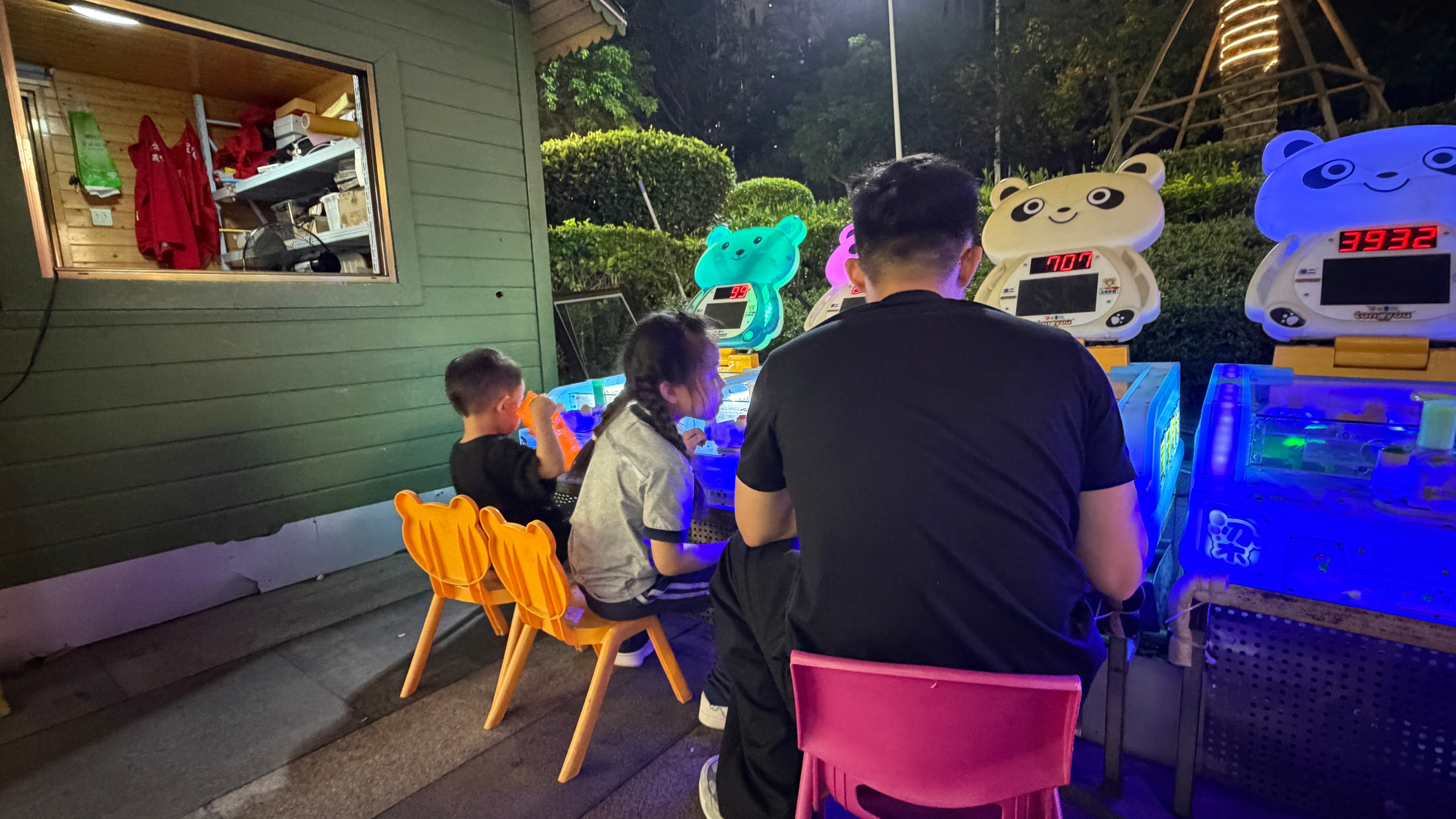 希希期中考试有进步，今天带出来买个玩具作为奖励。其他两个是蹭玩的。 