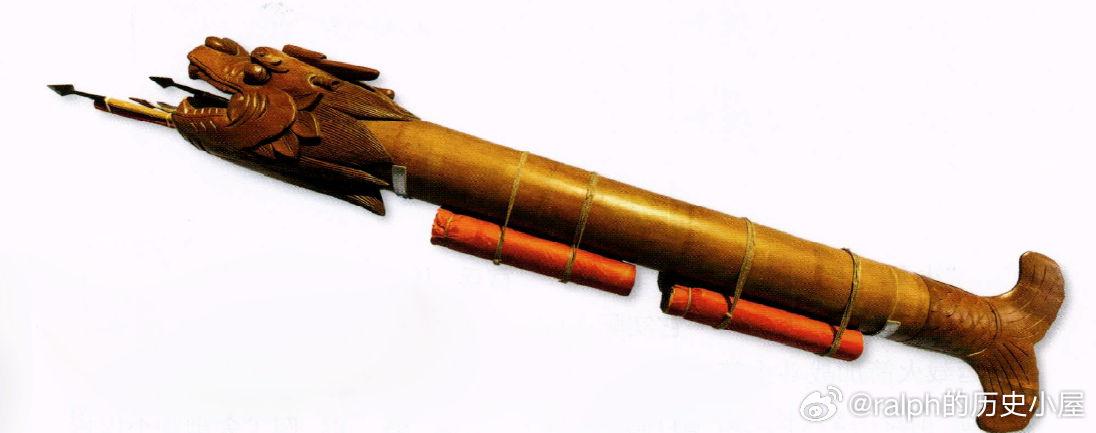 16世纪中叶明朝火龙出水模型。《武备志》里令人印象深刻的火器，它是运载火箭加战斗