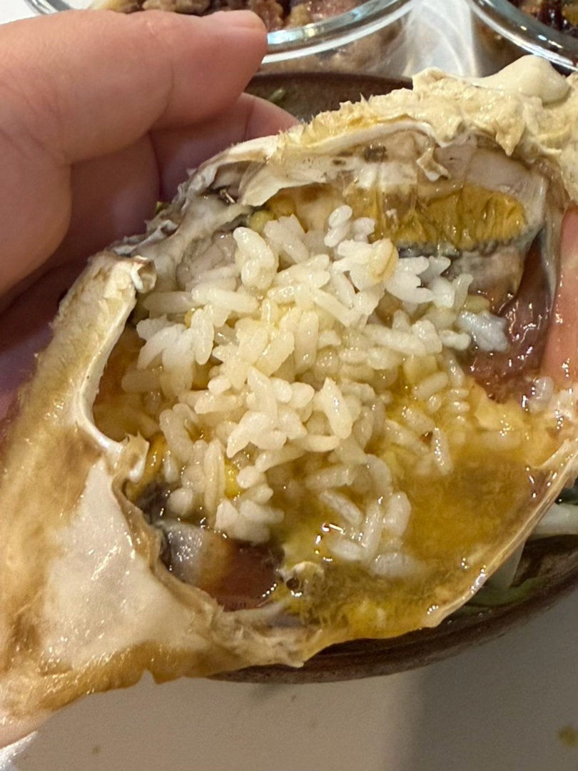 今天临时买了几只大梭子蟹。开盖倒入米饭，大大一口海的鲜甜。五只梭子蟹35元。 