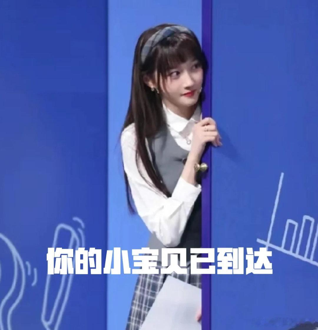 关晓彤来地球超新鲜一秒就得磕上 关晓彤吃瓜魂刻进骨子里，不用引导，看见情侣互动自