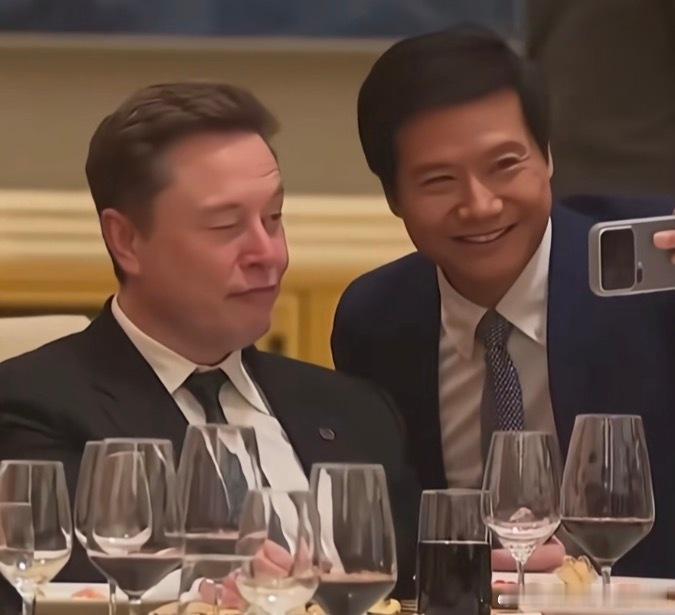 雷军马斯克合影这真的就是世纪同框系列啊~ 