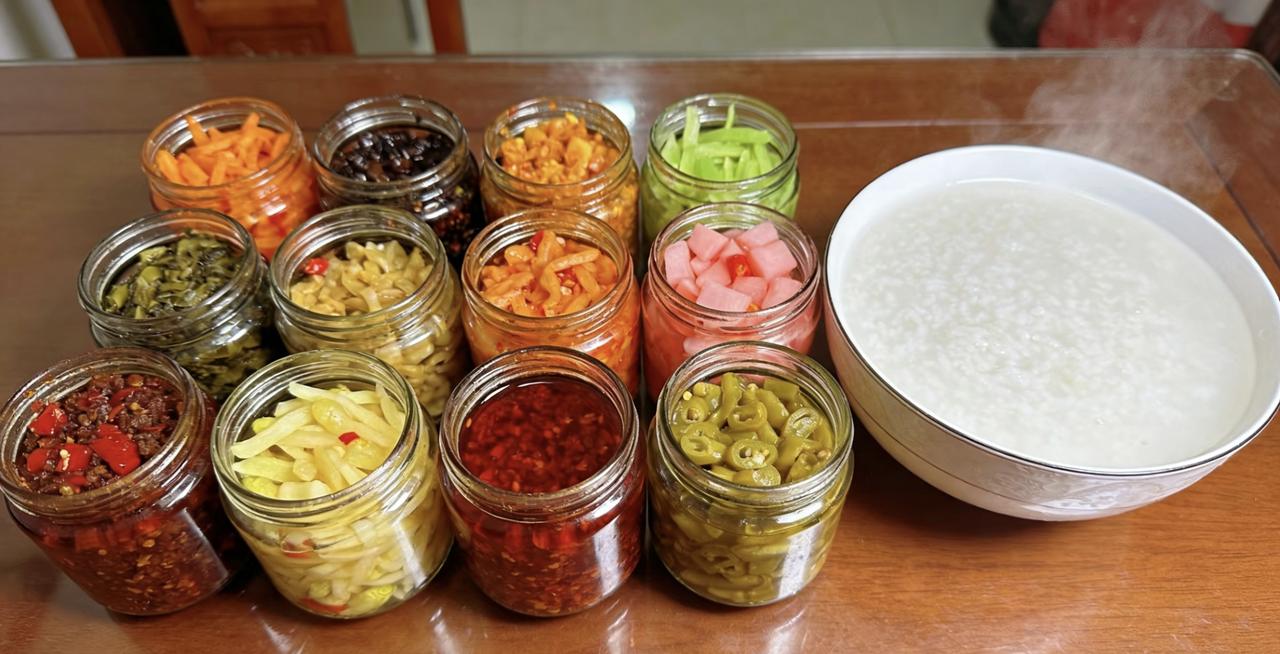 网友：这搭配，隔着屏幕都流口水！

最近，一位广西女生晒出家中常备的12种“酸嘢