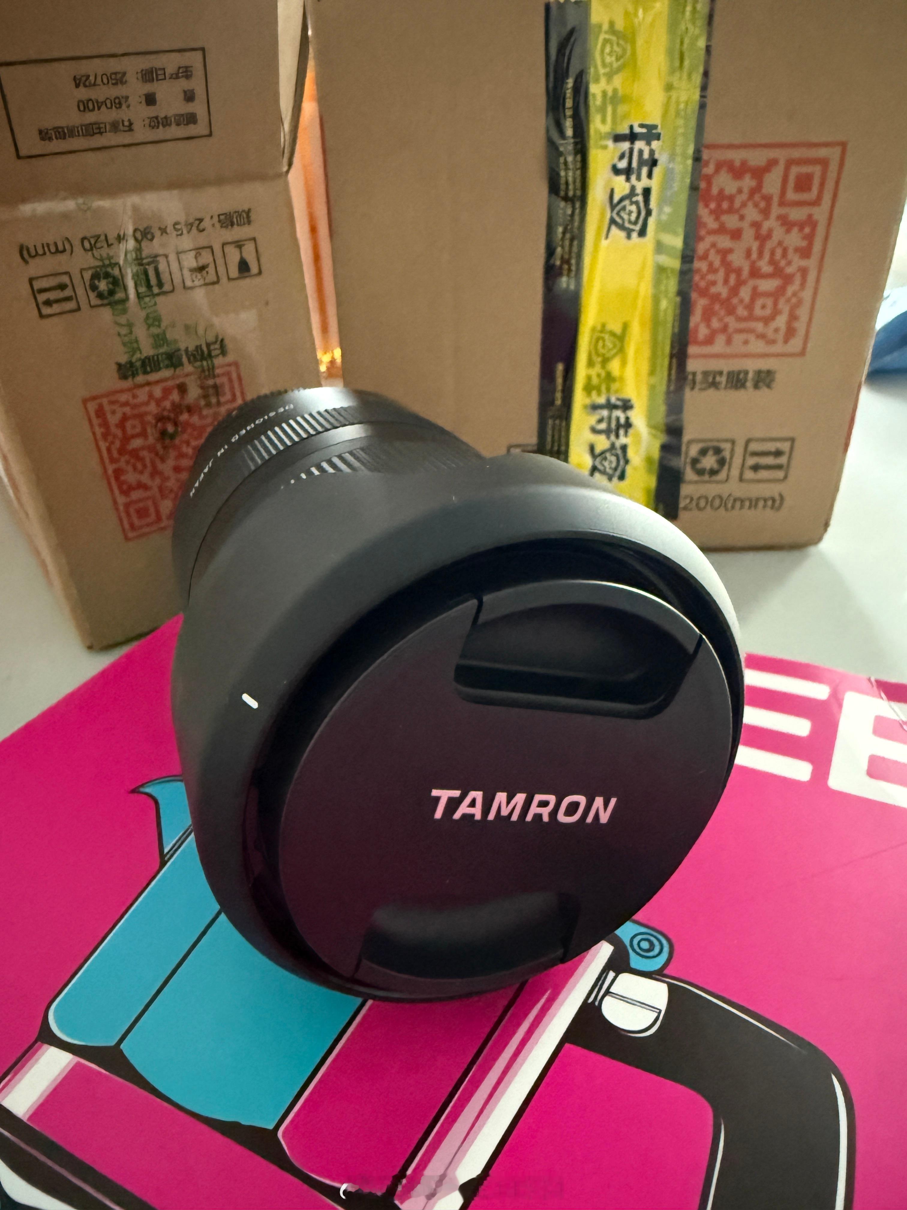 副厂镜头到了，相机还没到副厂镜头看上去也很不错啊到时候看成像吧总之手机就是比不上