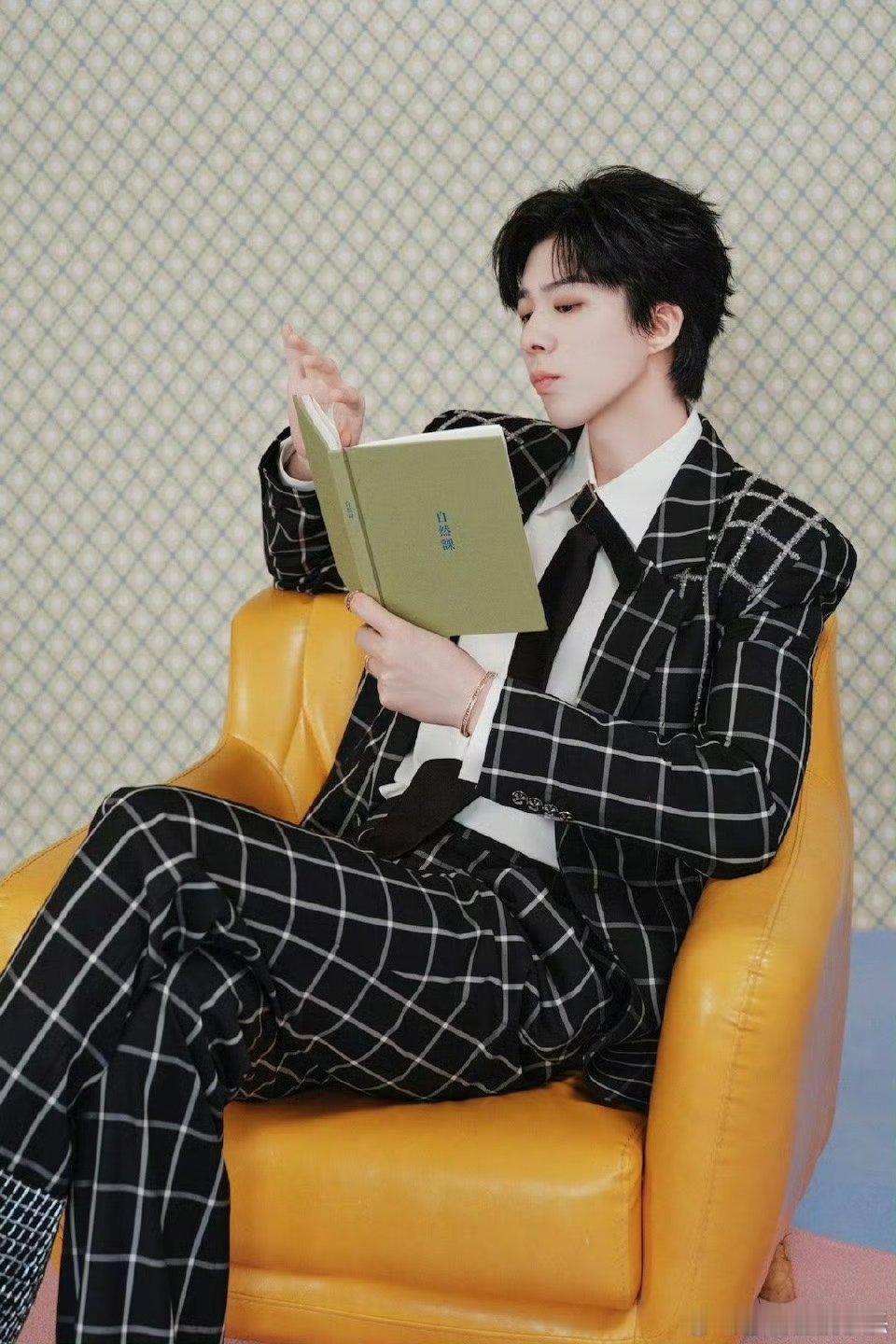 刘宇宁今天是抓娃娃机 谁能顶得住刘宇宁的可爱！舞台元气爆棚，撒玩偶的样子温柔又大