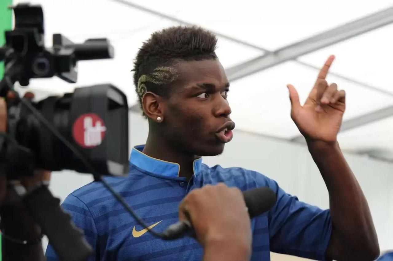 发型即态度：博格巴20余款标志性发型盘点。博格巴效力尤文图斯期间，便拥有固定的私