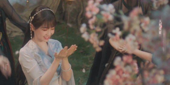 #苍兰诀的花瓣雨吹到了七时吉祥#原来七时吉祥在这等着我们呢，我又有了全新的cp可