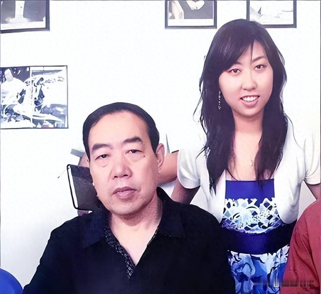西北大学专门设立贾平凹研究中心，之后顺势聘用贾浅浅任教，难免让人产生疑问：国内现