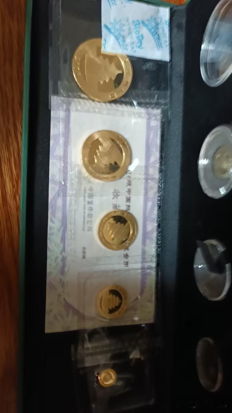 想把熊猫金币卖掉，因为我听到很多人说会回调到600多块钱一克。
刚起了蠢蠢欲动的