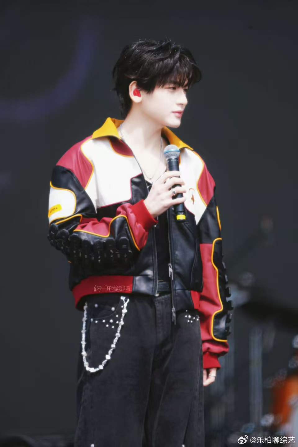 翟潇闻外出务工也不忘剧宣翟潇闻不放过每个剧宣的机会走到哪儿宣到哪儿，翟潇闻把剧宣