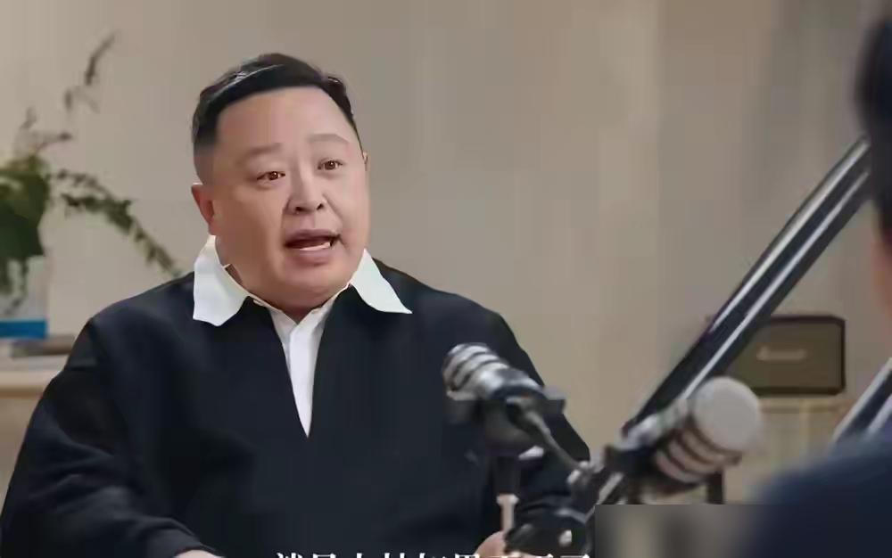 郭麒麟轧综艺拍电影，阎鹤祥在剧场搬音响。
上周六晚十点半，他蹲在剧场门口擦折叠