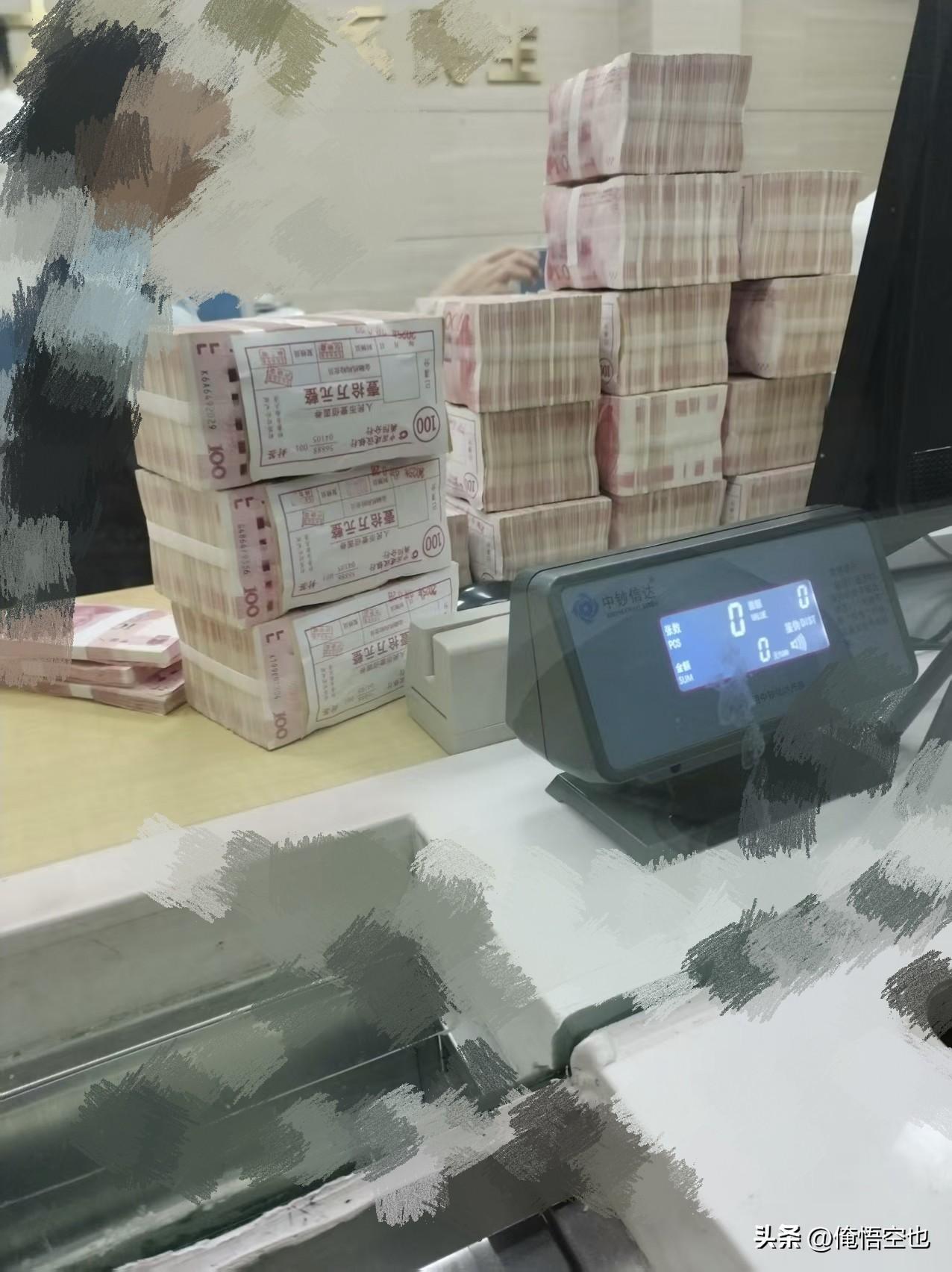 两个点钞机，银行两个柜员，差不多点了半小时才点完，重量的话一个女生应该提不起来，