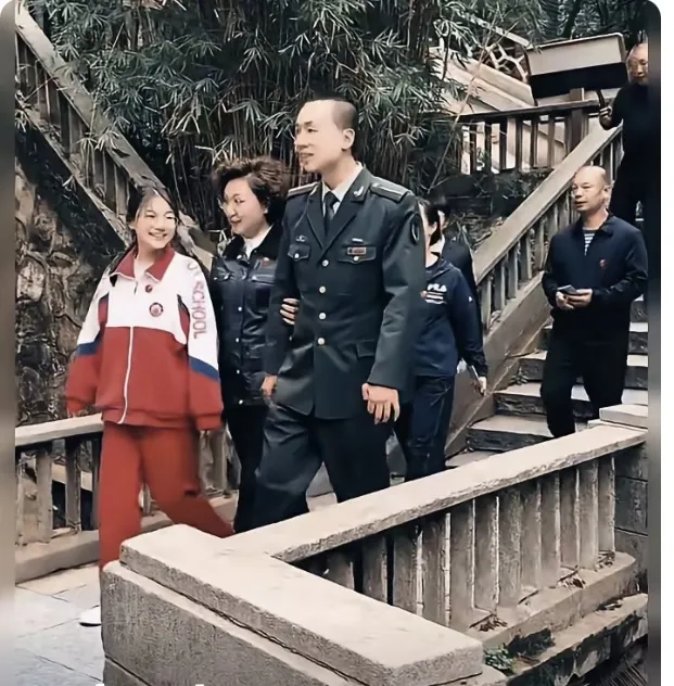 毛主席的第三代、第四代后人，平日里和普通百姓没两样。闲暇时母子三人一同到公园散步