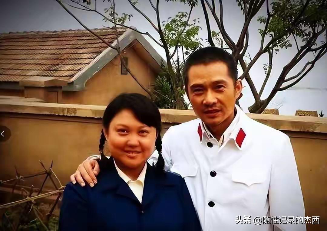 穿白衣服的男明星我认识，他是任帅，人如其名，又帅气颜值又高，旁边的女生扎着麻花辫