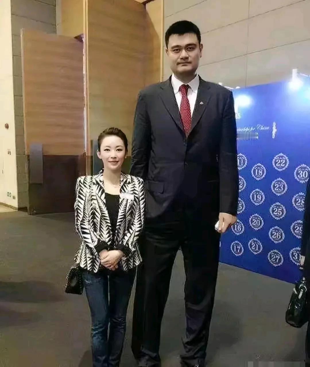 从没见姚明穿过紧身裤，紧身裤可以衬托身材啊。
难道他穿的不舒服吗？
